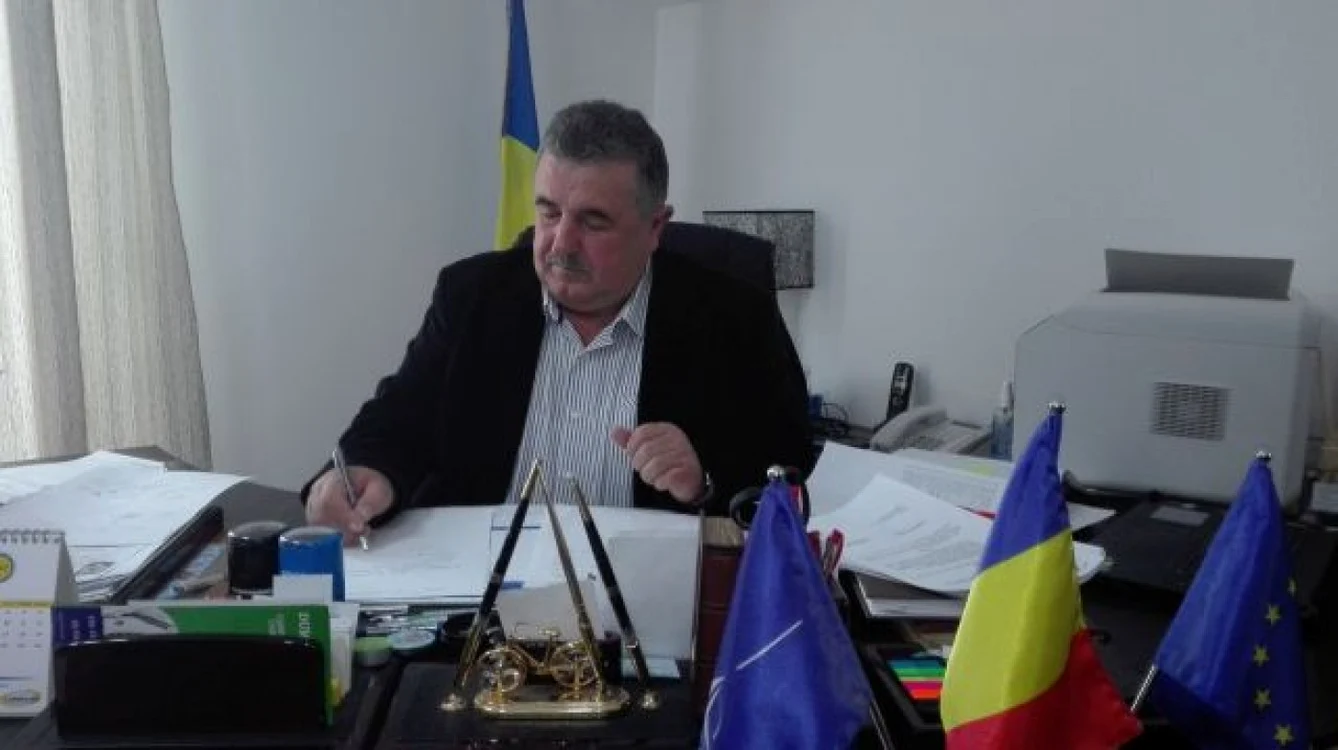 Primarul comunei, Marcel Rusu, ne-a prezentat planul de investiţii pentru acest an FOTO Sebastian Dan