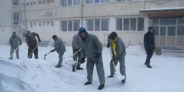 Echipaţi cu lopeţi, deţinuţii au ieşit la muncă  