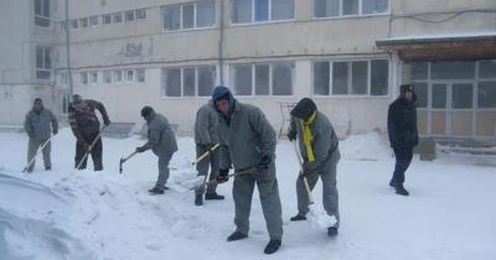 Echipaţi cu lopeţi, deţinuţii au ieşit la muncă  