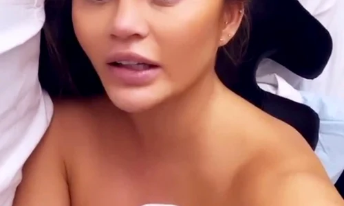 chrissy teigen a ajuns la urgente jpeg