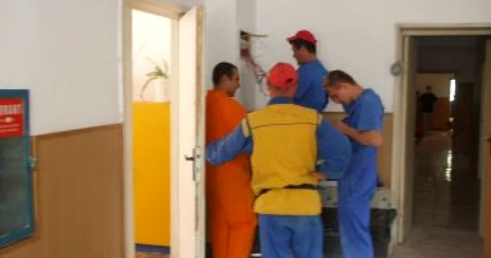 Râmnicu Vâlcea: Părinţii nu-şi lasă copiii la grădiniţa-şantier