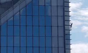 Escalada lui Alain Robert a durat o oră şi când a ajuns în vârf s a trezit arestat jpeg