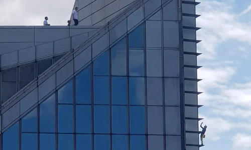 Escalada lui Alain Robert a durat o oră şi când a ajuns în vârf s a trezit arestat jpeg