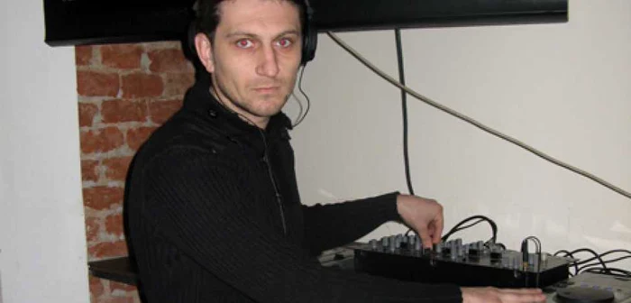 DJ Kuky mixează în cluburi