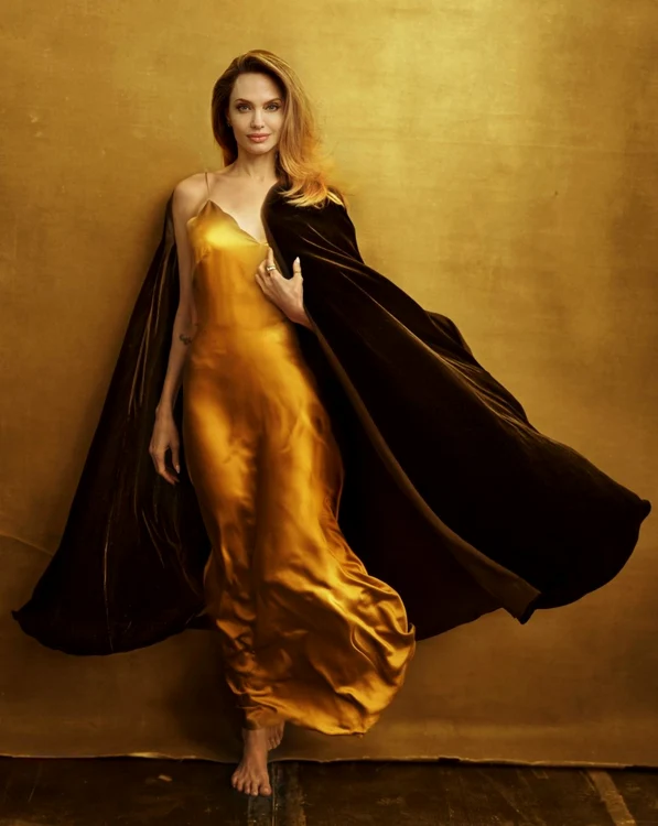 Angelina Jolie în Vogue de noiembrie, Instagram PNG