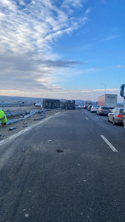 Camion răsturnat pe A 1 în Miercurea Sibiului - şoferul în stare de inconştienţă Foto DRDP Braşov