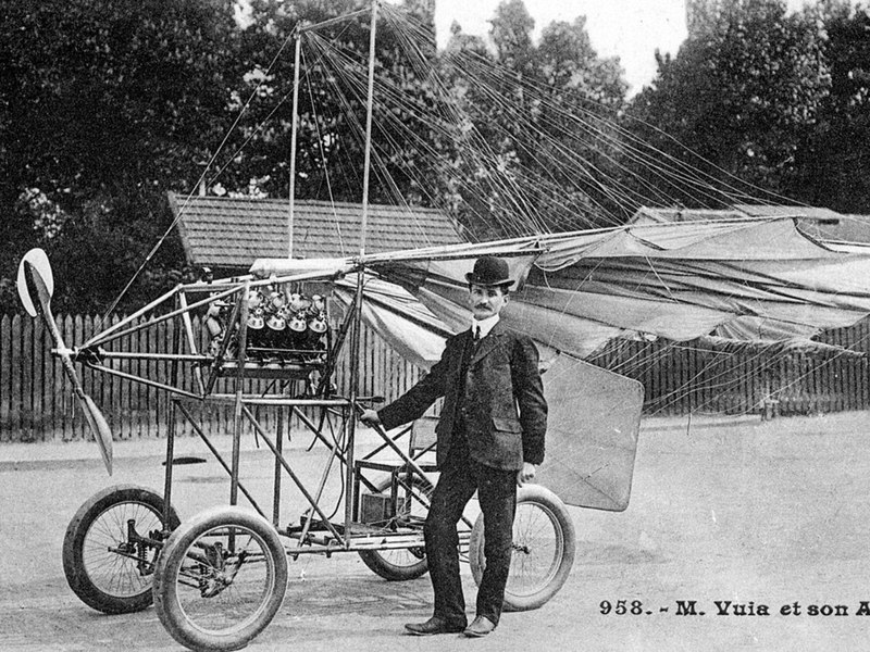 17 august: Se naște Traian Vuia, pionier al aviației, iar germanul Hans Grade efectuează primul zbor cu un monoplan