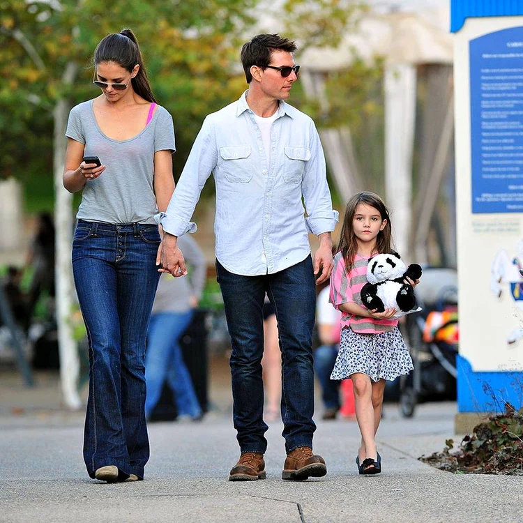 Katie Holmes, Tom Cruise și fiica lor Suri. Foto: Facebook