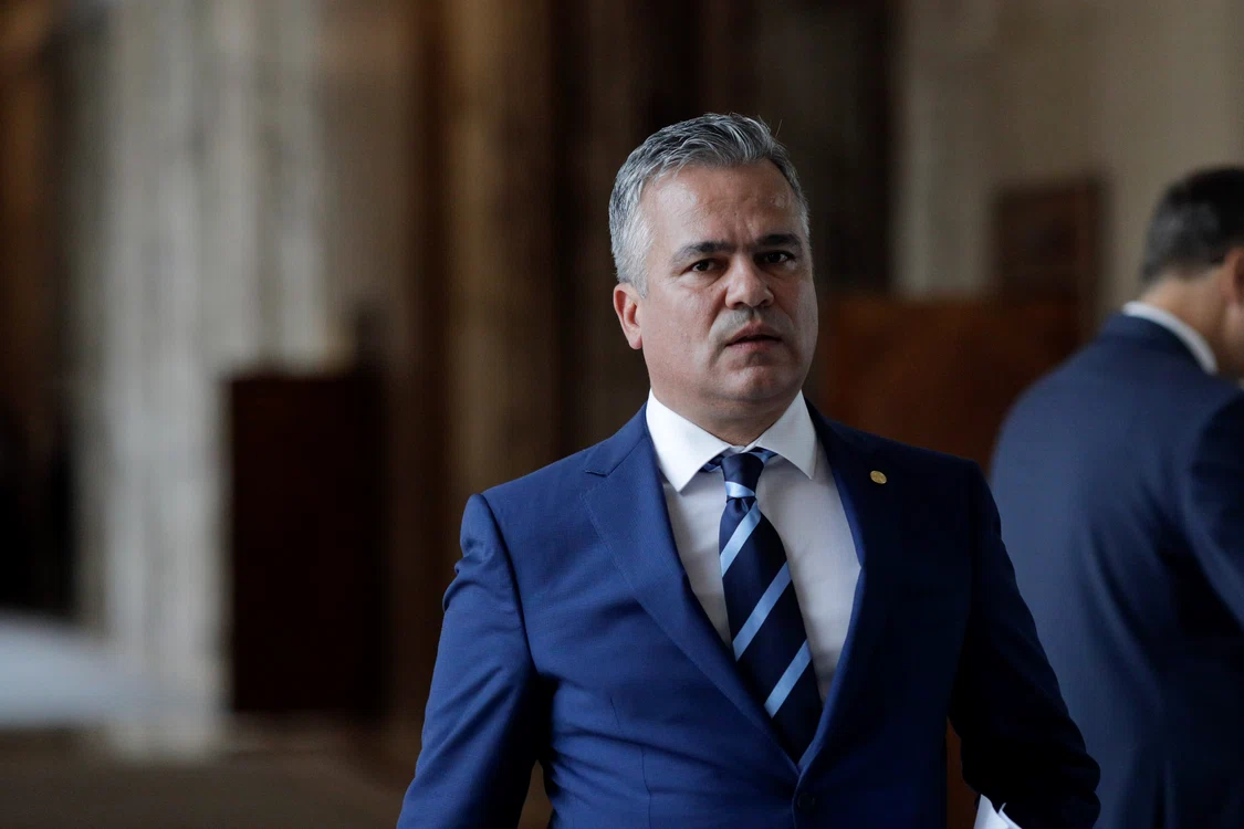 Adrian Veştea merge la Parlament cu lista de miniştri. FOTO: Inquam/ Octav Ganea
