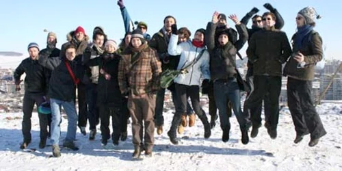 Cineaştii care s-au întrecut la Festivalul „Filmul de Piatra“ s-au distrat pe pârtia de la Cozla