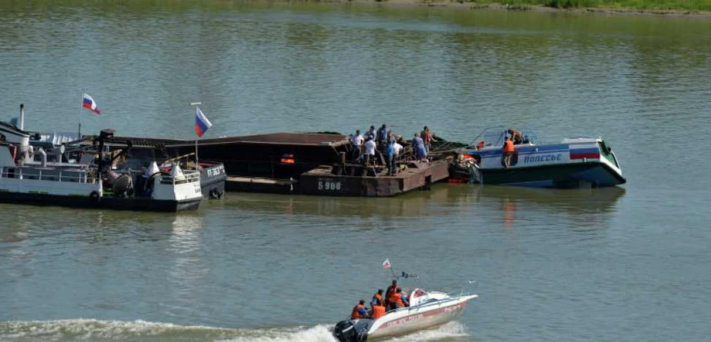 Coliziune între o navă de pasageri şi o barjă FOTO RIA NOVOSTI
