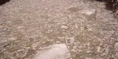 Pe râul Şieu s-a format un pod de gheaţă