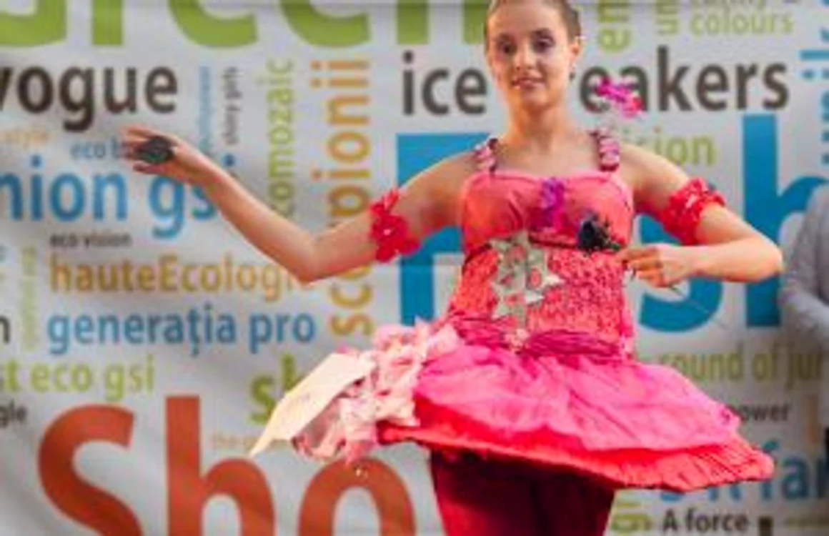 Liceenii au defilat pe podium în costume ecologice. Foto: ALEA