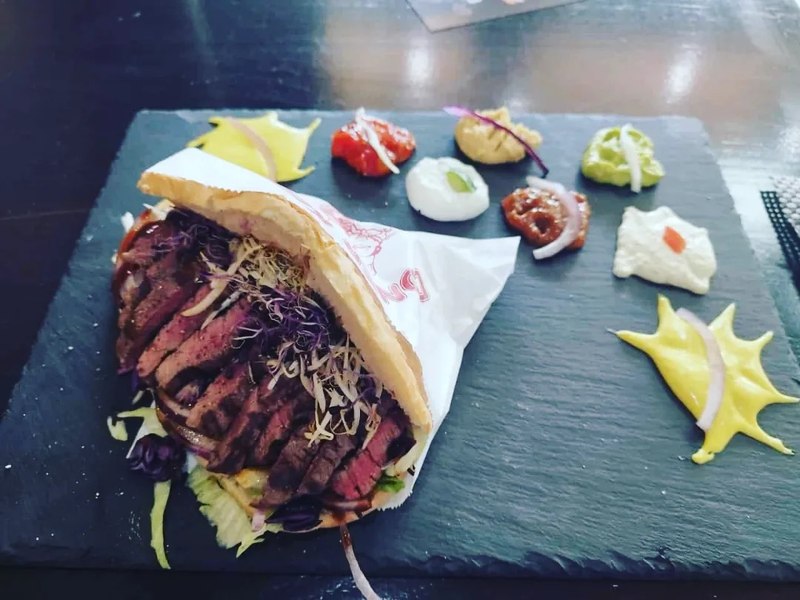 Ce conține kebabul de aproape 30 de euro vândut la un fast-food din Germania. Ingredientul special