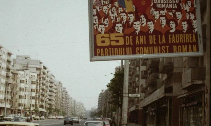 Propagandă comunistă pe străzile Bucureștiului, în 1986. Afișul celebrează „Epoca Ceaușescu” și aniversarea Partidului Comunist Român