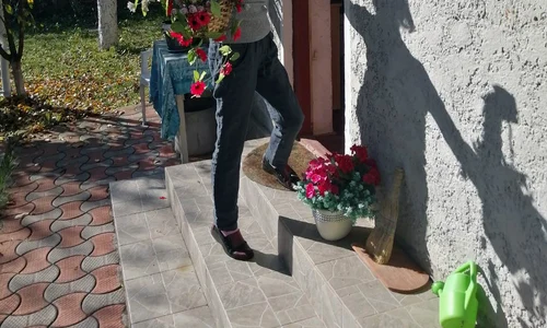 Marina Voica își petrece timpul îngrijind casa și ocupându se de florile care îi împodobesc gospodăria de la Breaza jpeg