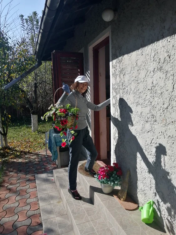 Marina Voica își petrece timpul îngrijind casa și ocupându-se de florile care îi împodobesc gospodăria de la Breaza