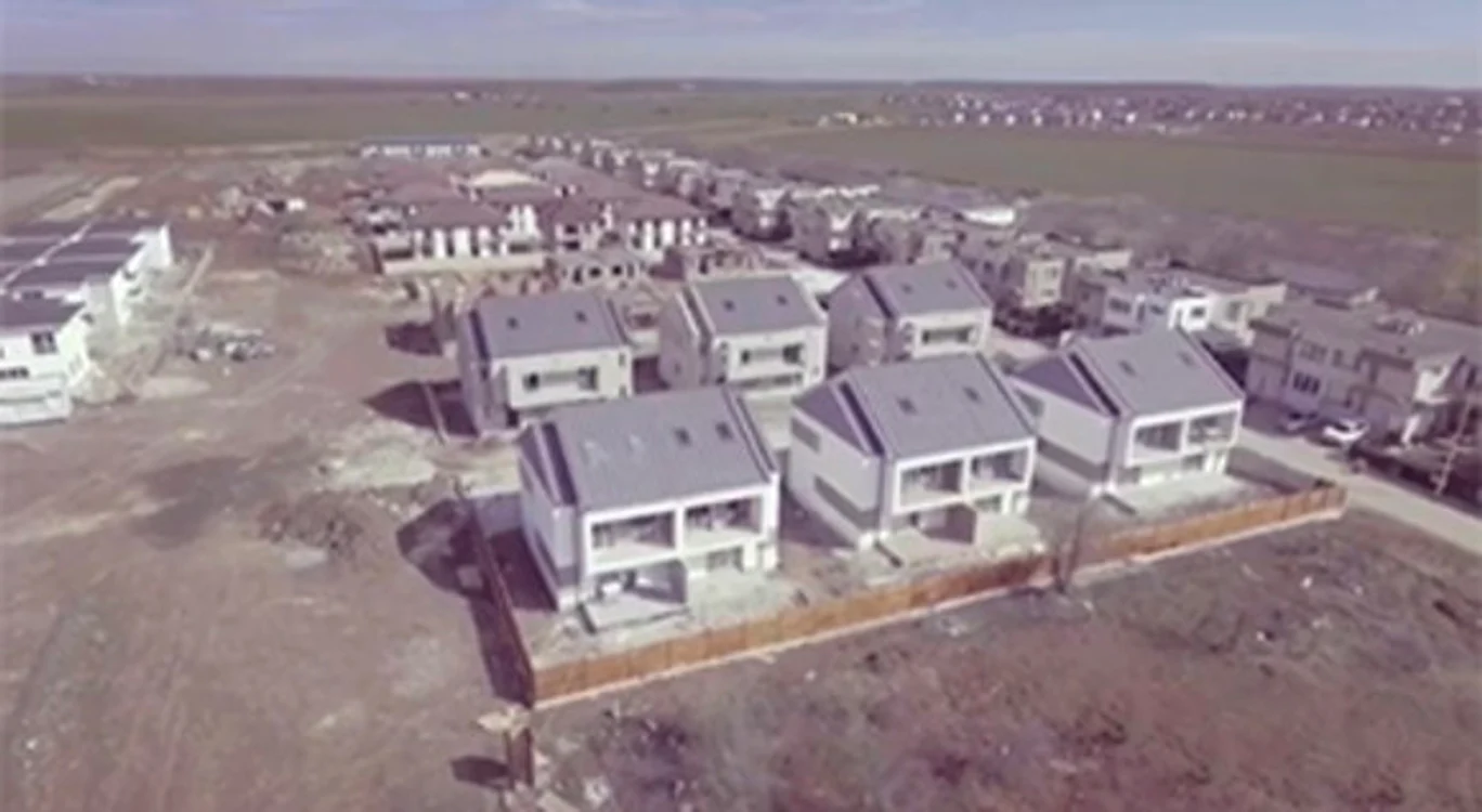 
    Acum, solistul construiește case în Tunari  