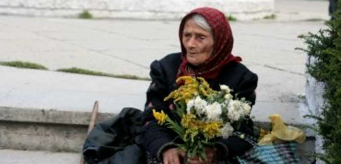 Târgu-Jiu: Cu o floare face primăvară în viaţa ei