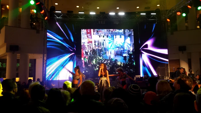 Sylvia, concertând cu DJ Rynno la aniversarea de 10 ani de existenţă a unui mall din CapitalăFoto Click!