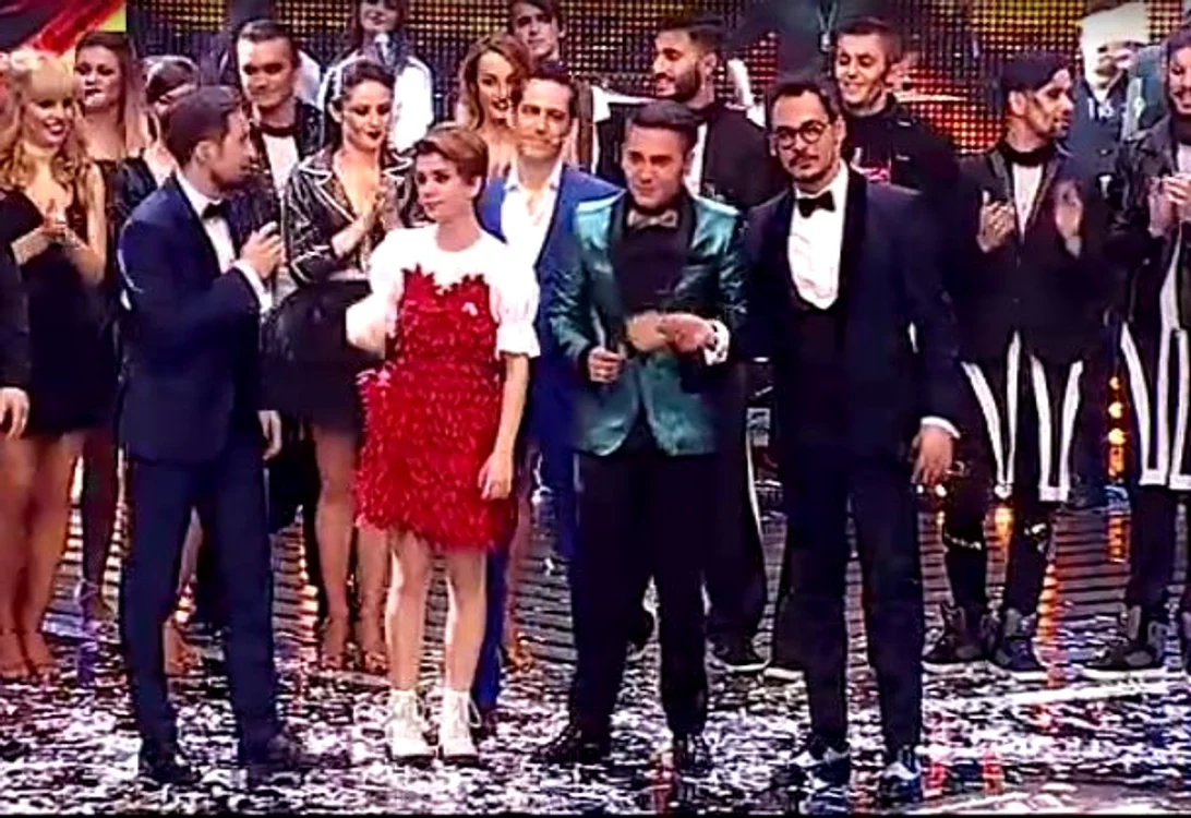 Solistul şi Xenia au cântat o melodie lentă şi s-au ţinut de mână în momentul recitalului Foto: captură Antena 1