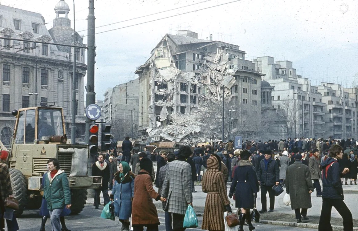 Piaţa Universităţii după cutremurul din 1977 FOTO muzeul de fotografie