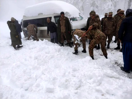 Zeci de morti in Pakistan în urma unei furtuni de zăpadă. FOTO EPA-EFE