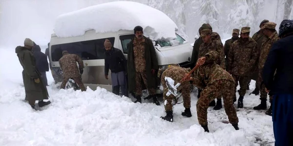 Zeci de morti in Pakistan în urma unei furtuni de zăpadă. FOTO EPA-EFE