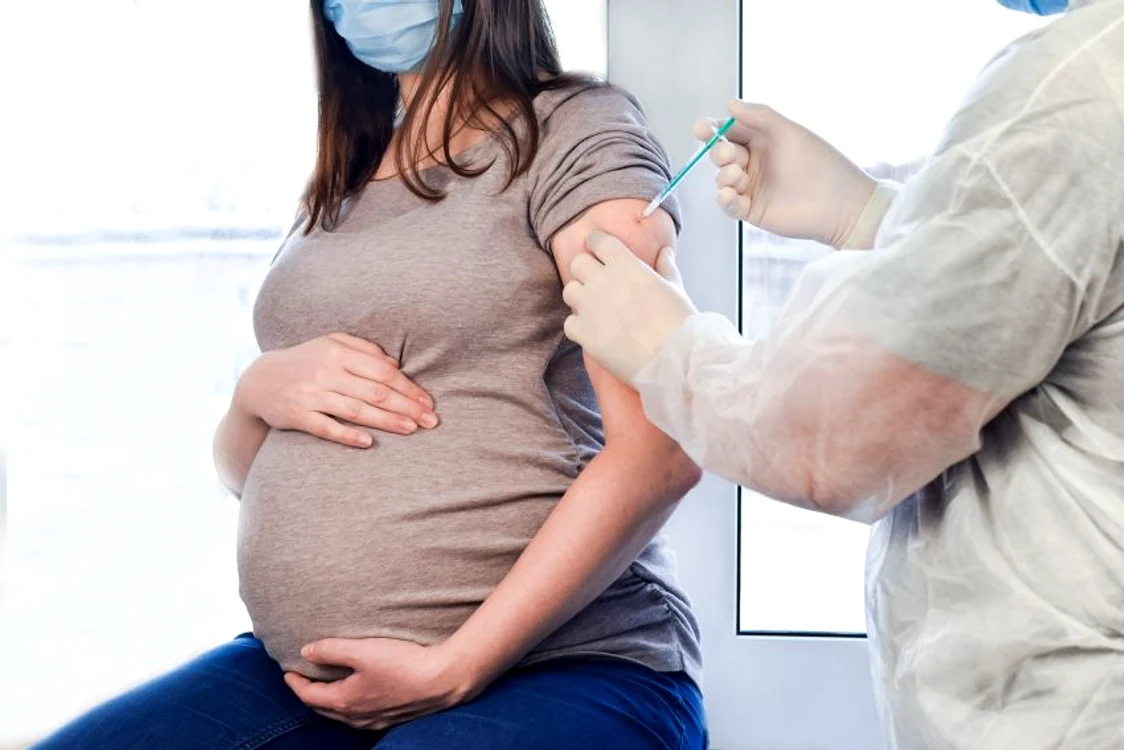 Studiile arată că vaccinul împotriva Covid-19 nu afectează fertilitatea, sarcina sau laptele matern