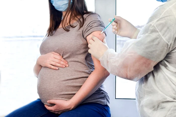 Studiile arată că vaccinul împotriva Covid-19 nu afectează fertilitatea, sarcina sau laptele matern