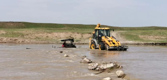 Căruţa a fost scoasă din ape cu un buldoexcavator FOTO ISU