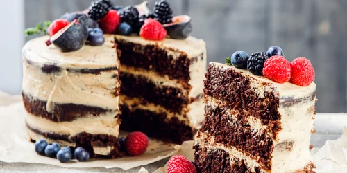 Tort cu fructe de padure  Sursa foto shutterstock 1191220186 jpg