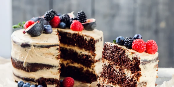 Tort cu fructe de padure  Sursa foto shutterstock 1191220186 jpg