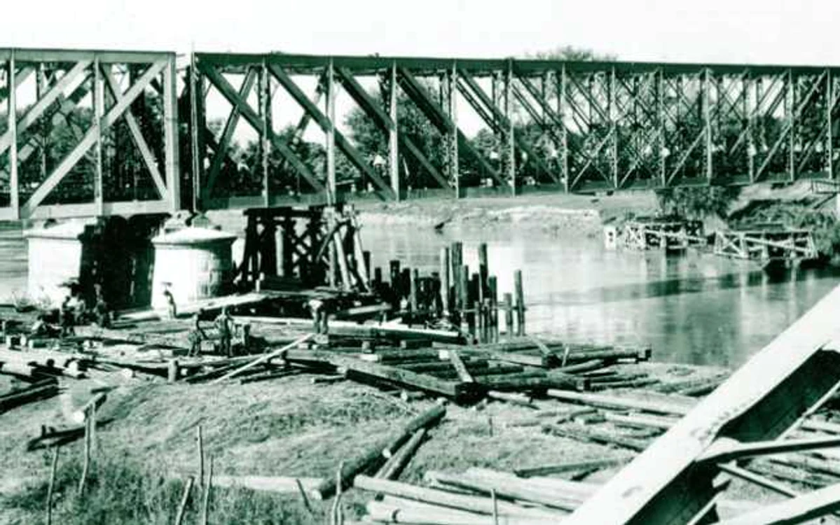 Podul peste Prut proiectat şi construit de Gustave Eiffel. Foto arhivă