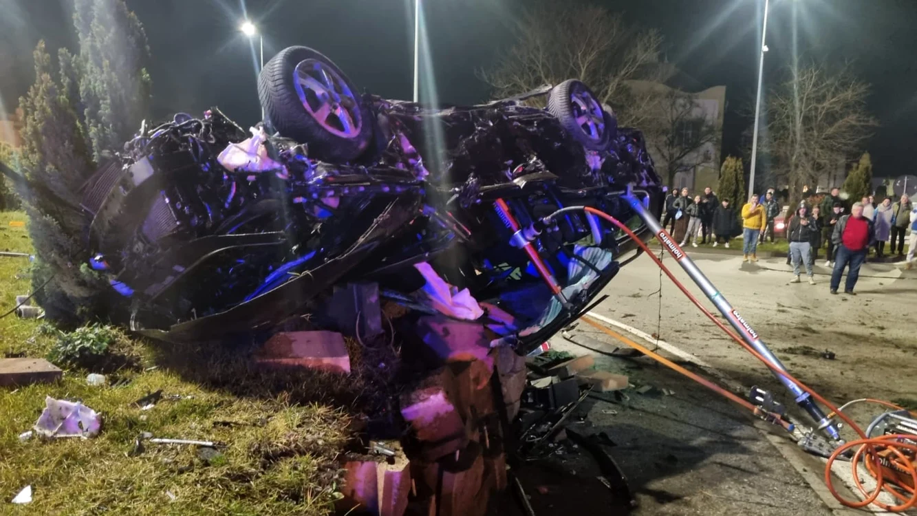 Mașina a fost distrusă în totalitate în urma accidentului FOTO ISU Alba