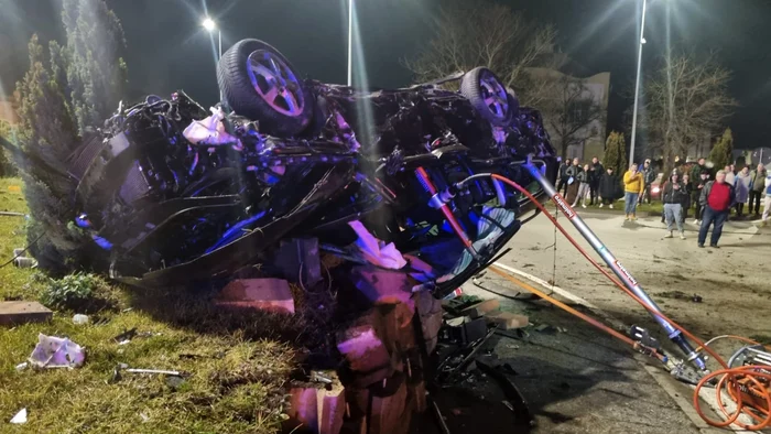 Mașina a fost distrusă în totalitate în urma accidentului FOTO ISU Alba