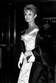 Brigitte Bardot la întâlnirea cu Regina Elisabeta a II-a la Royal Film Performance de la Empire Theatre, în Leicester Square, Londra, 1956. FOTO: Getty Images