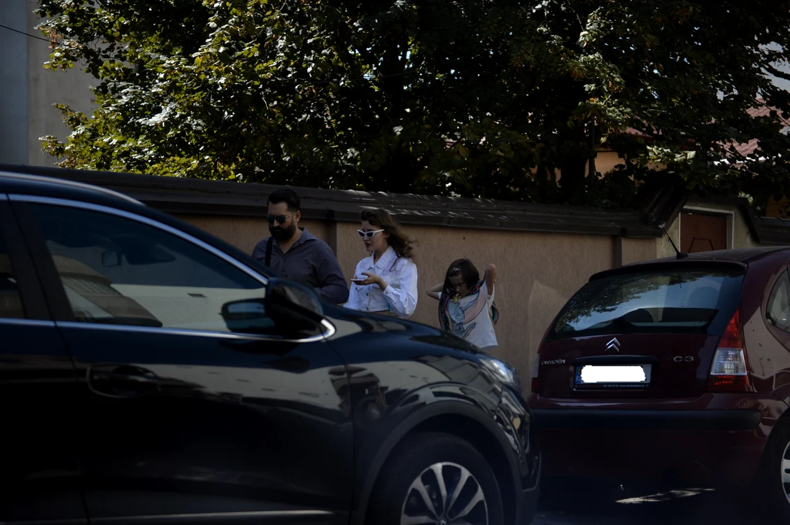 
    Iulia a purtat o pereche de pantaloni decupați în zona posteriorului Foto: Mihai Ionescu   