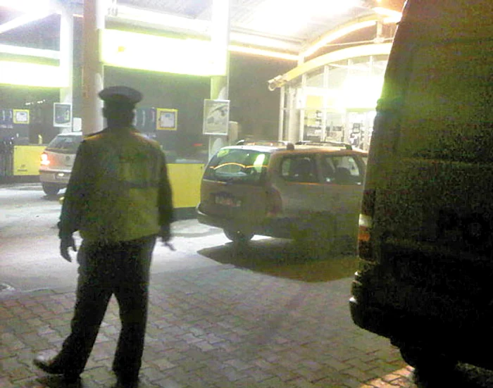 
    Poliţiştii au strâns probe de la faţa locului pentru   prinderea hoţului  