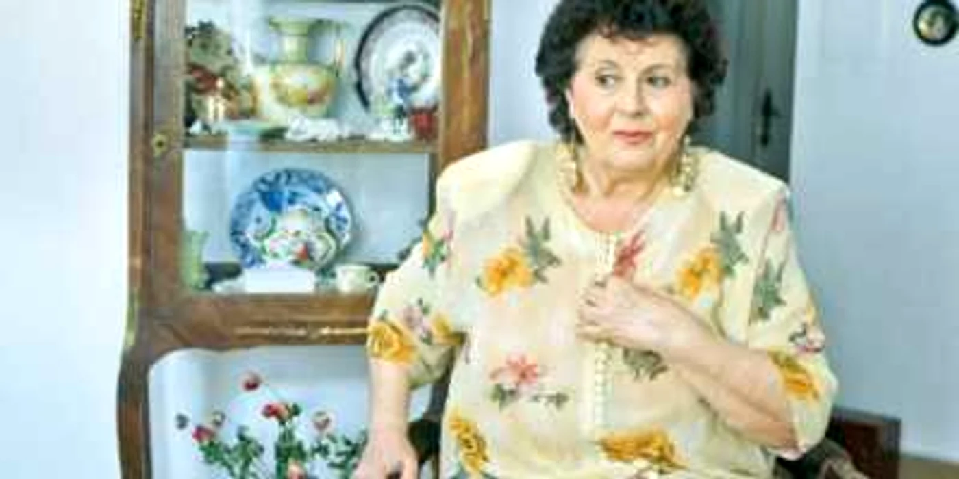 Adela Mărculescu a dat primele reprezentaţii de teatru în curtea casei, pentru copiii din cartier