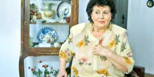 Adela Mărculescu a dat primele reprezentaţii de teatru în curtea casei, pentru copiii din cartier