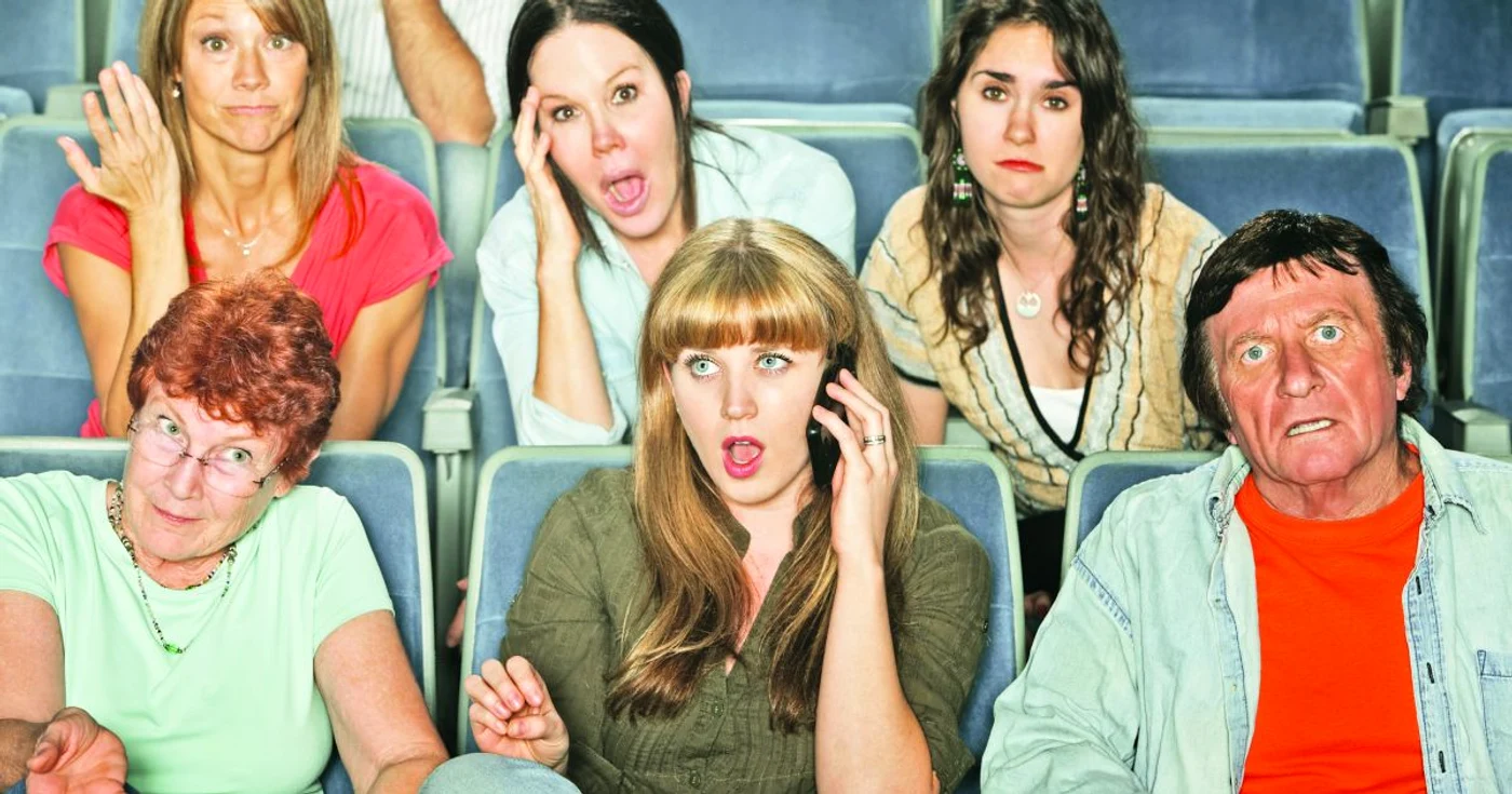 Vorbitul la telefon în timpul filmului este deja o practică obişnuită în sălile de cinema din România