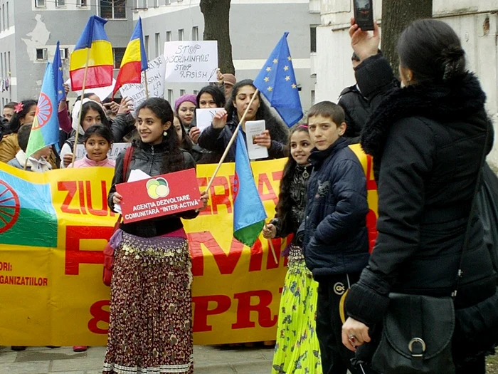 Zeci de copii rromi au participat la Marsul demnitatii FOTO Adevarul