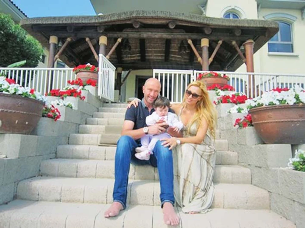În anunţul postat pe un site de specialitate Walter şi Raluca s-au fotografiat în faţa casei