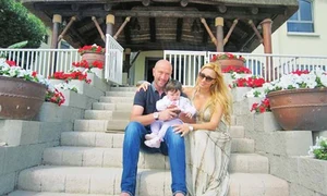 În anunţul postat pe un site de specialitate  Walter şi Raluca s au fotografiat în faţa casei jpeg