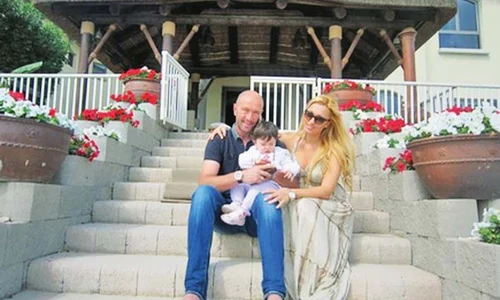 În anunţul postat pe un site de specialitate  Walter şi Raluca s au fotografiat în faţa casei jpeg