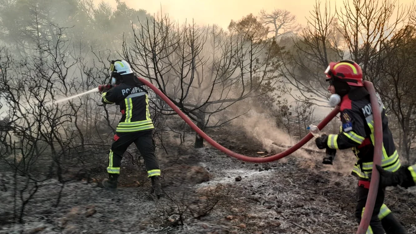 Prompierii romani sting incendiile din Grecia Foto: IGSU