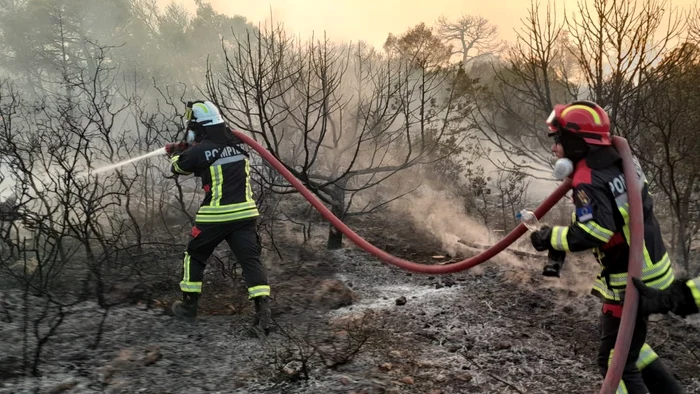 Prompierii romani sting incendiile din Grecia Foto: IGSU