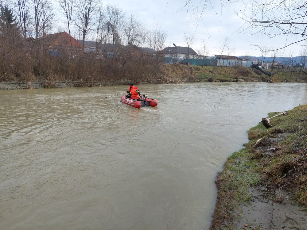 Pompierii încă mai caută victima. FOTO ISU Argeș