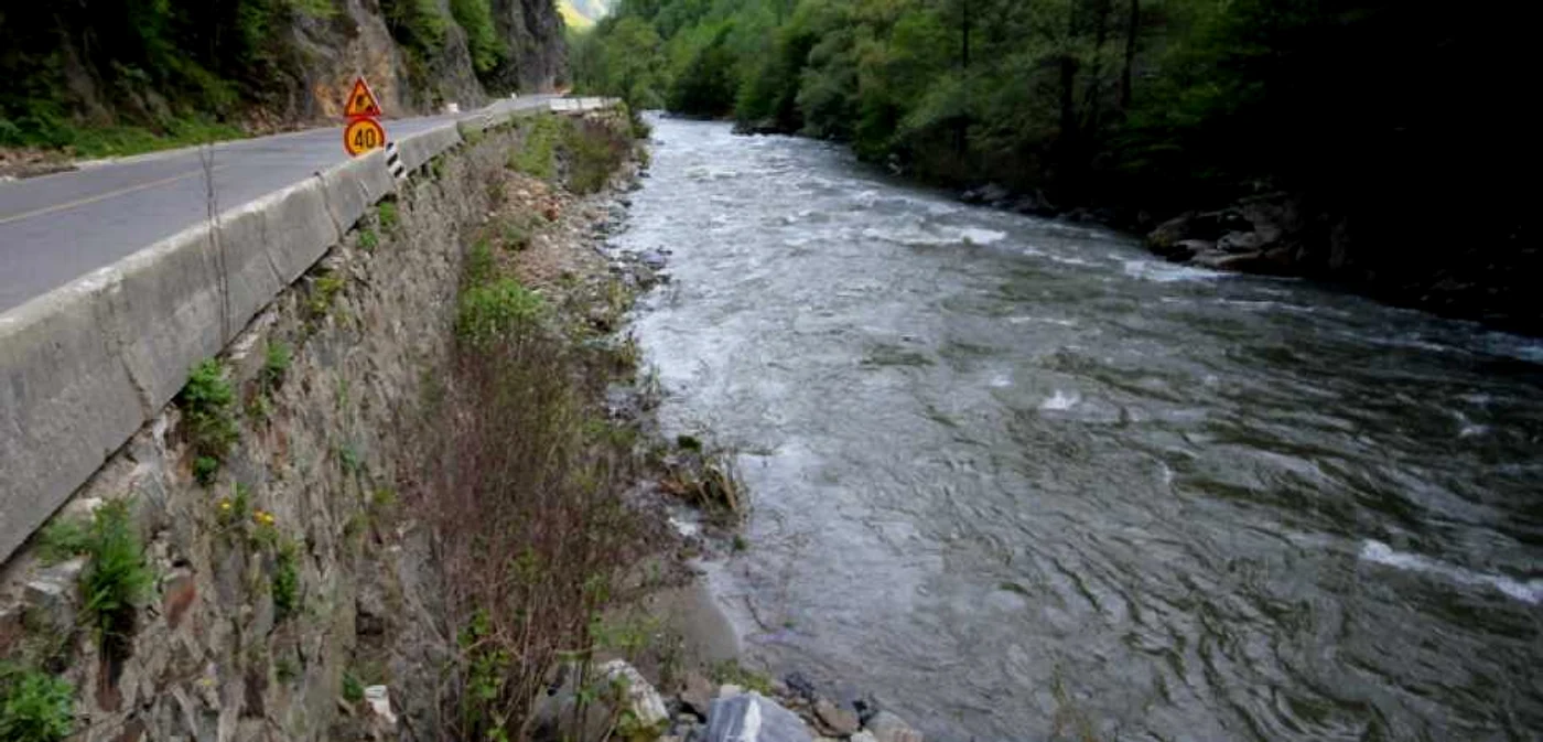 Cadavrul a fost găsit în apele Jiului. FOTO: Daniel Guţă. ADEVĂRUL.
